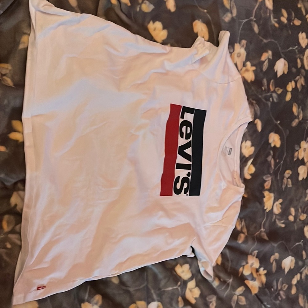 Women’s Levi’s short sleeve shirt never worn size XL